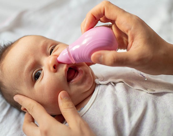 嬰兒鼻涕怎麼吸？了解嬰兒吸鼻涕技巧、次數＆倒流睡姿問題